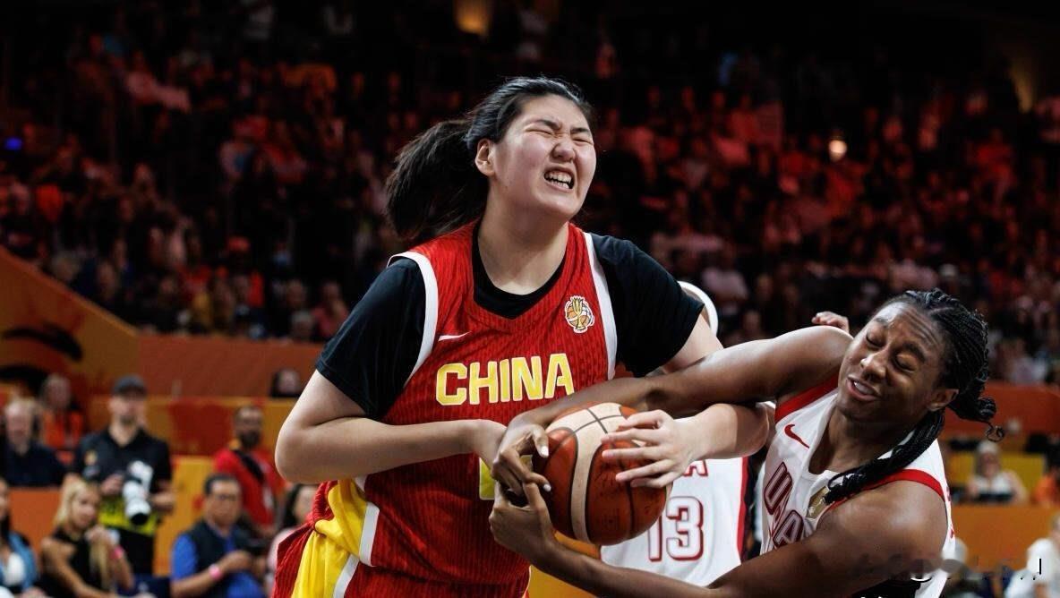 中国队外线球员都在干什么？这是女篮世界杯中国、美国女篮大战时的2张图片，比赛中美