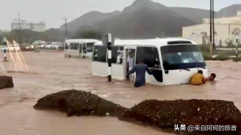 和田一天下了64.7毫米的雨，他们那地方一整年加起来也才44毫米。且末县有气象站