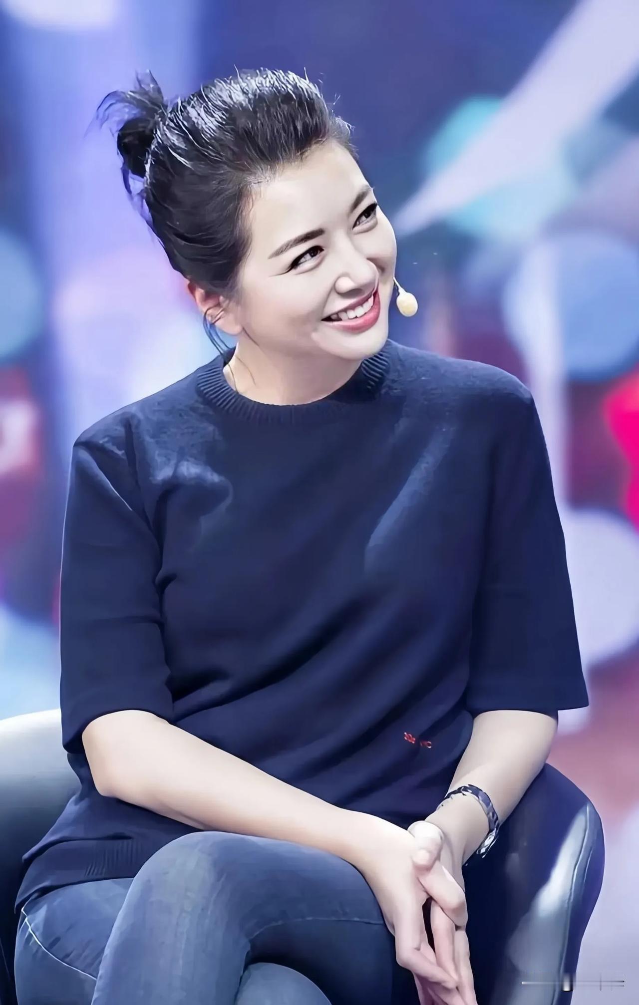 李静问江珊:你这么大的明星，和女儿经常待在美国，习惯吗？江珊说:没什么不习惯的，