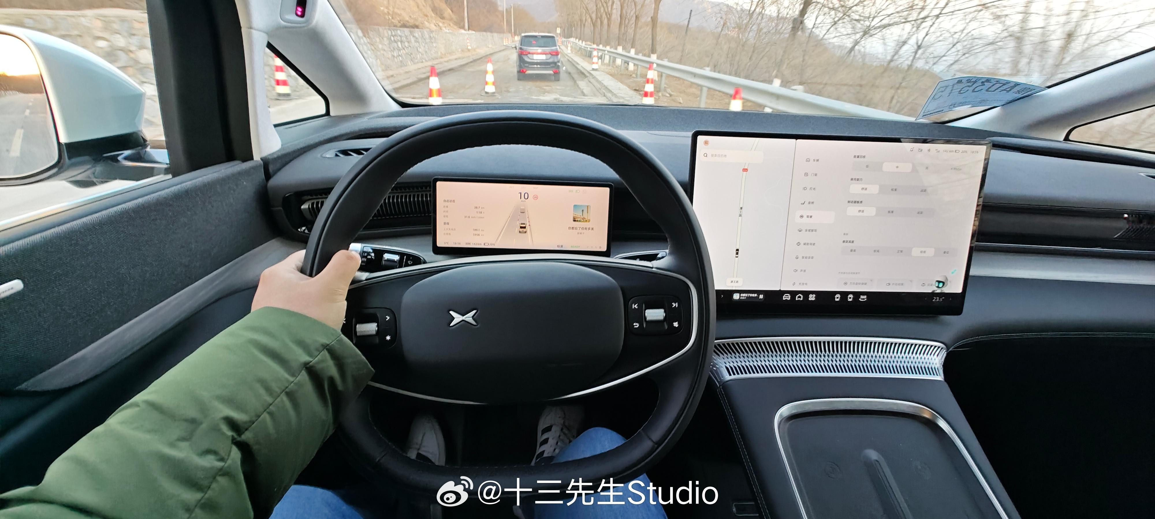 #开车为什么要伸一只手出来# 因为我有手汗.....伸手是最高效的排汗方式[允悲