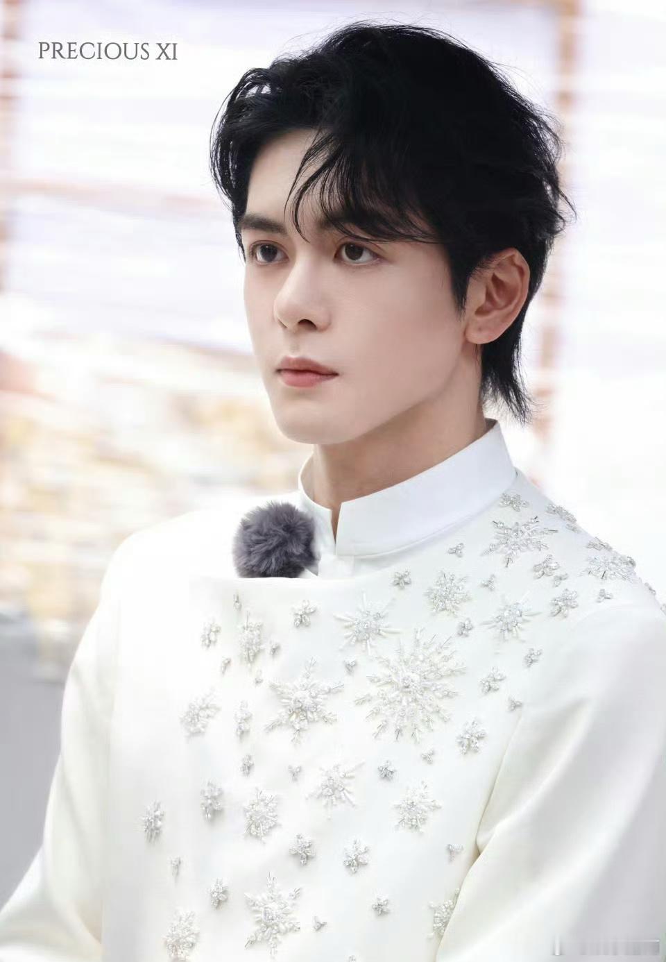 曾舜晞央视五四晚会录制路透，白色新中式造型，好贵气啊一身正气