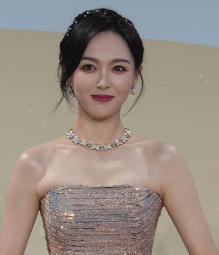 唐嫣这礼服太勒了，衣服太往上拉了，把肉挤出来其实不是非常好看，会不会是因为腰胯那