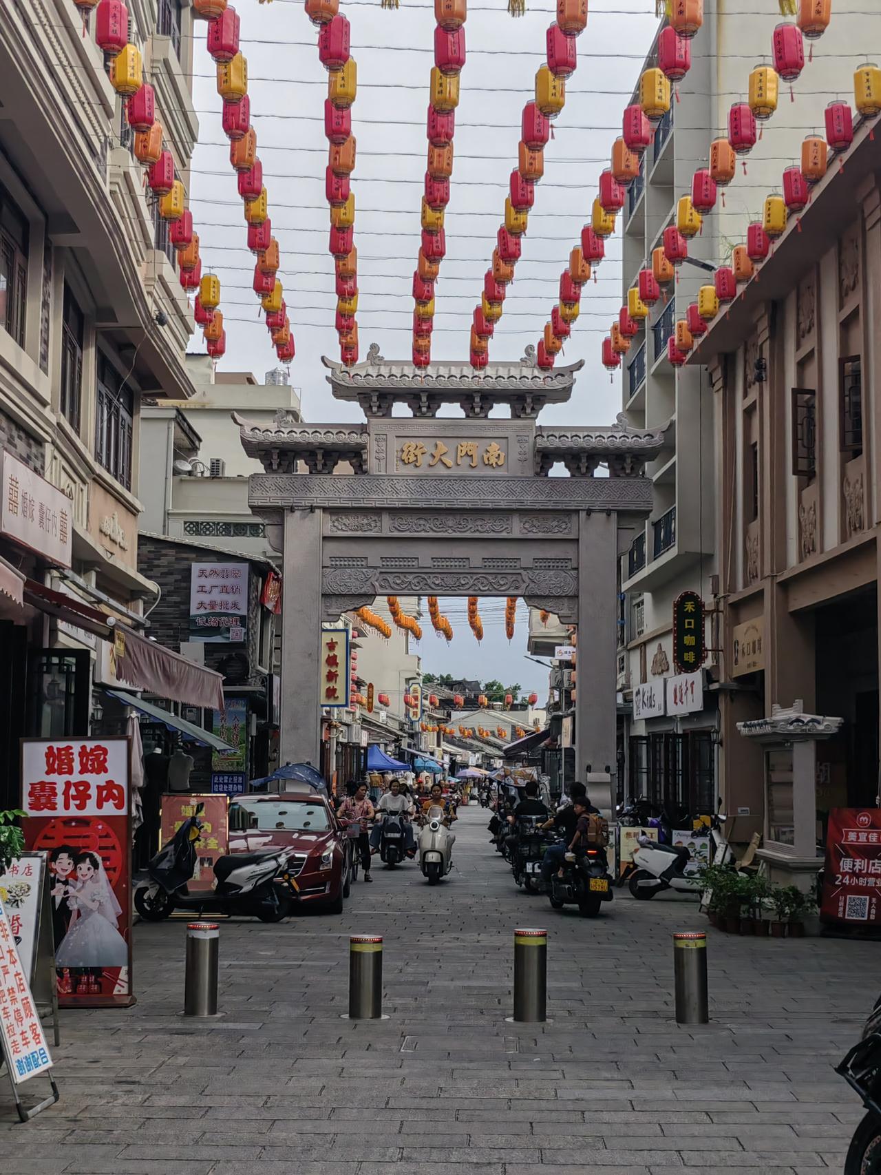 繁华街市，灯笼高挂，感受传统与现代的碰撞。