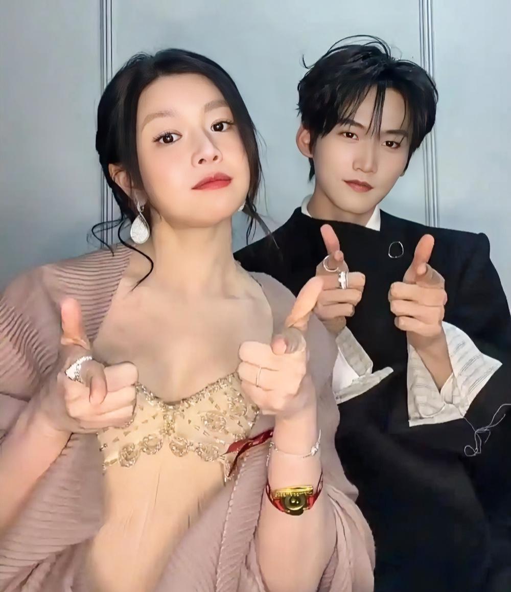 刚刚刷到陈妍希周柯宇小年手势舞同框，互动软萌又默契，甜度直接拉满，氛围感绝了，互