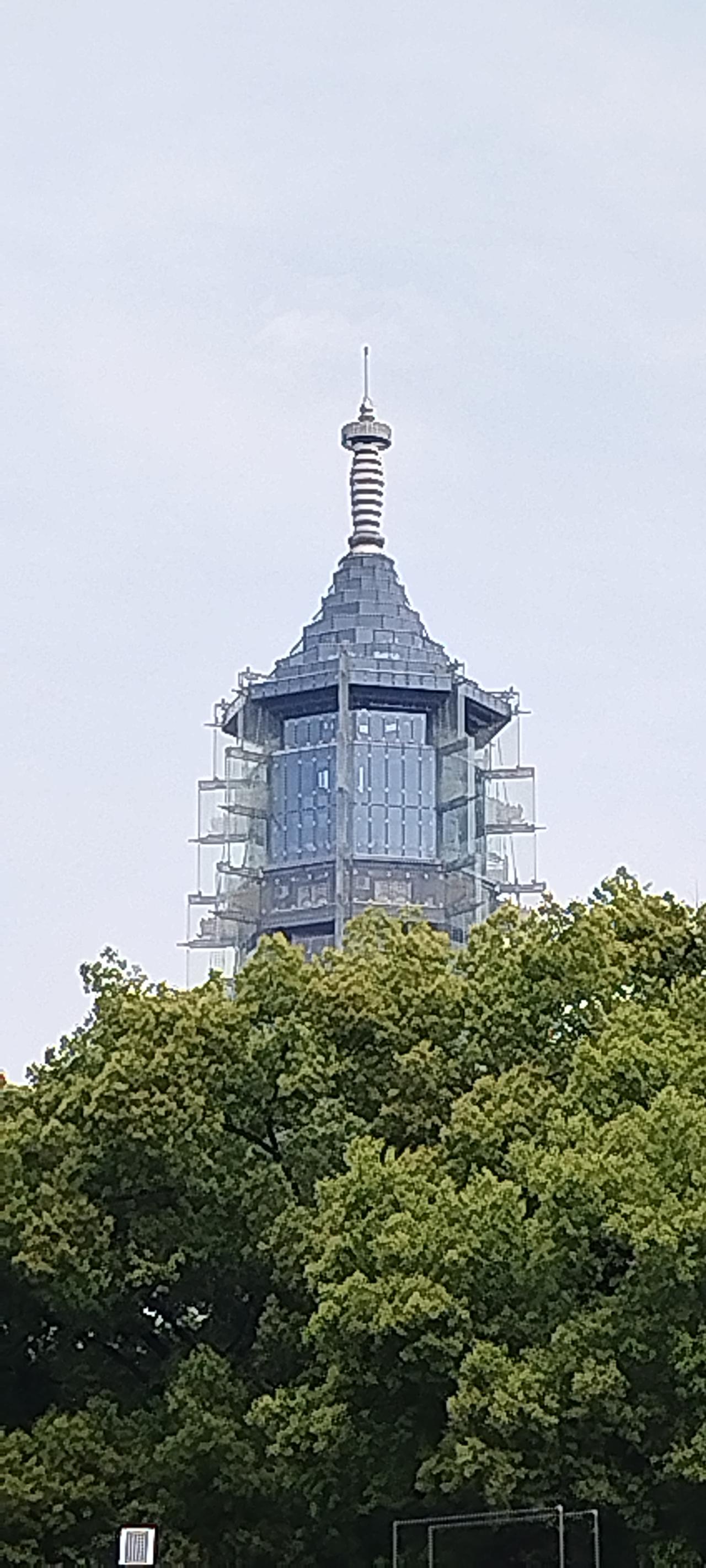 在金陖制造局旧址内近距离看南京报恩寺塔非常清楚。