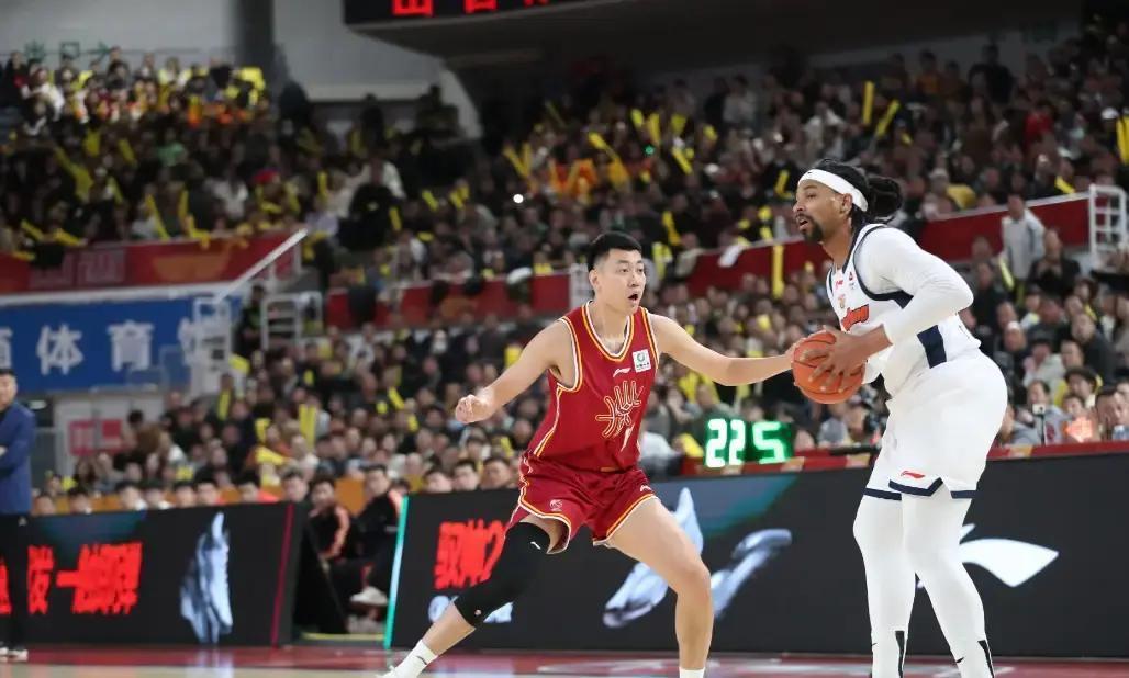 七连胜背后，广东只剩一条腿走路
 
萨姆纳膝盖扭伤，官方说两周起步。内线轮换一下