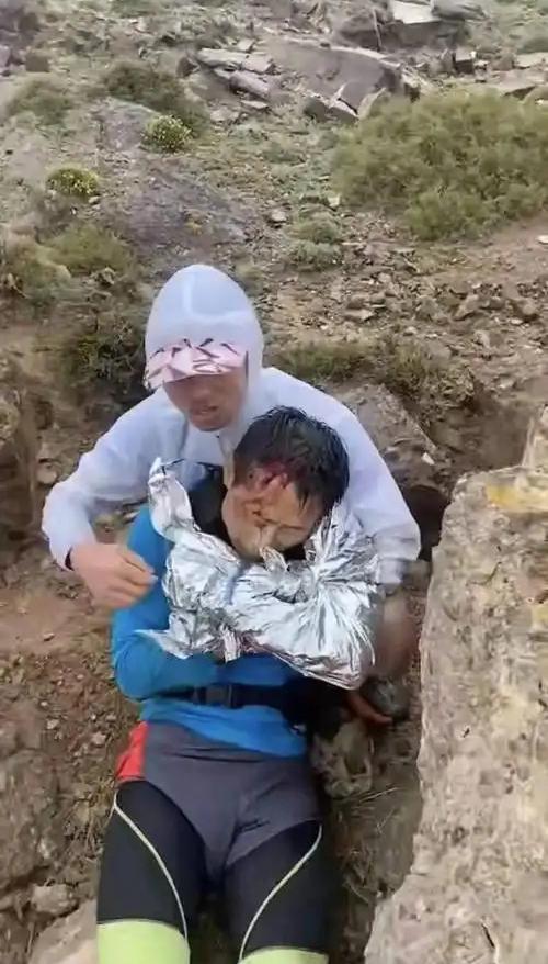 2021年，一场百公里越野赛事，172名选手冲进荒野，最终21人不幸遇难。冲在最