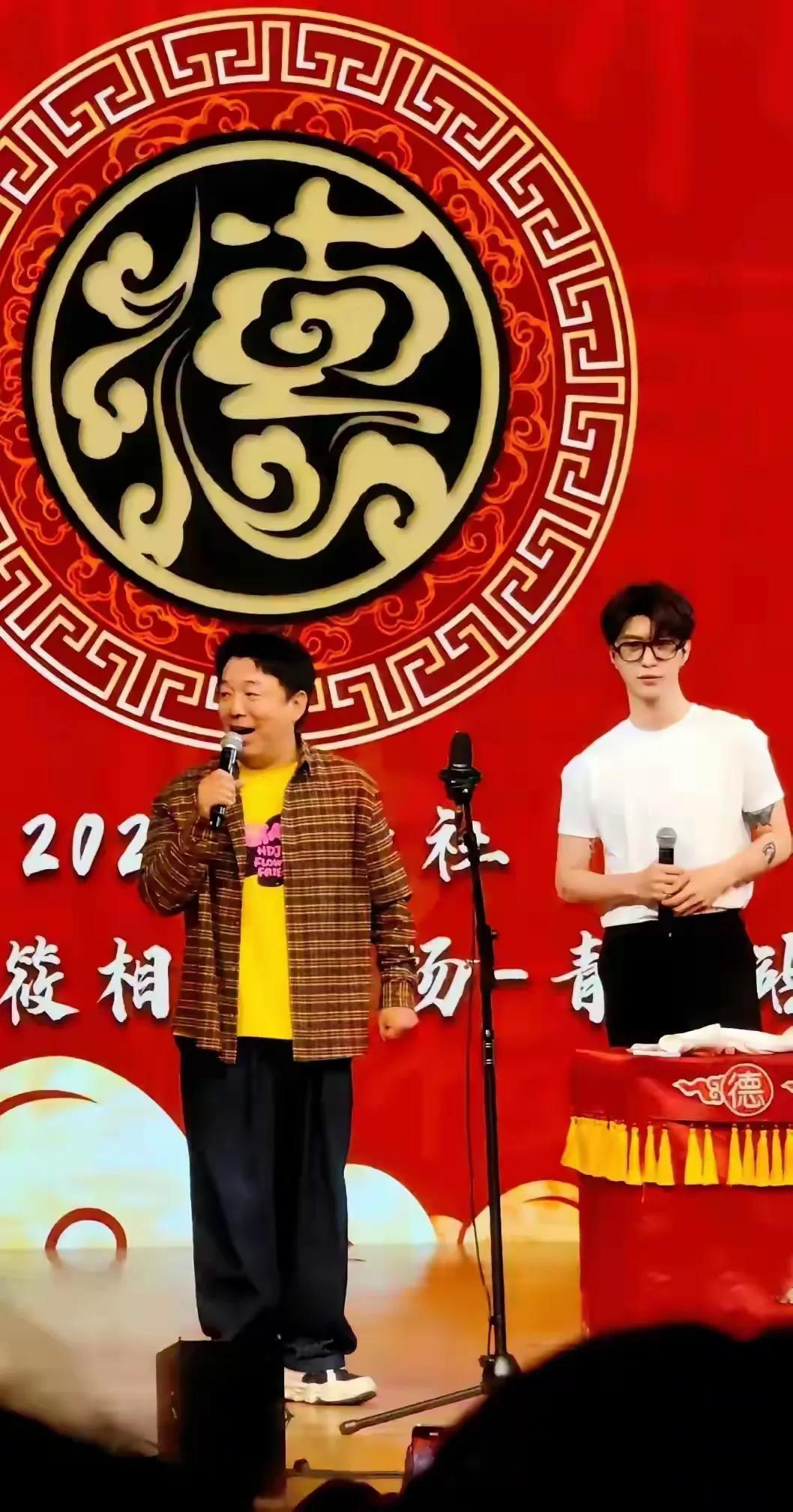 重磅，黄渤范丞丞加入德云社!昨天，青岛德云三筱的舞台迎来重磅嘉宾。影视演员黄渤和