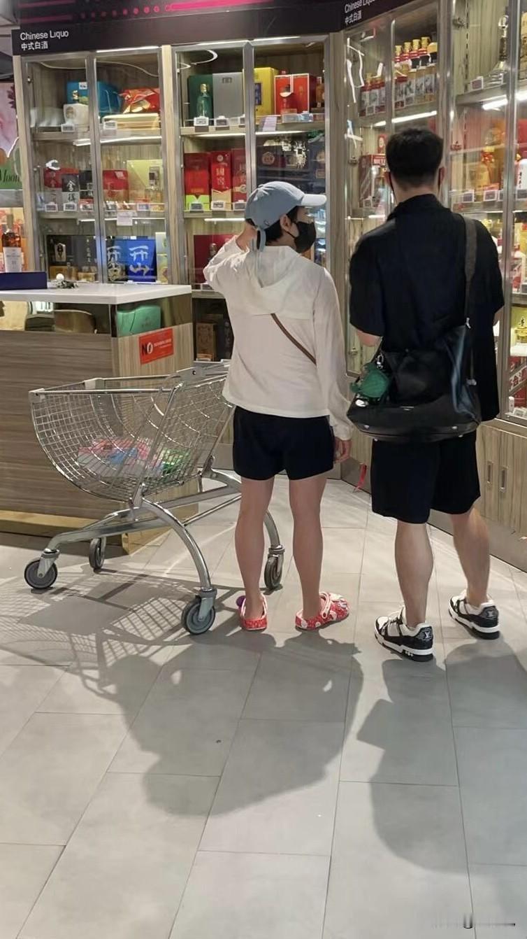 未见其人，先见其帽。若要在人群堆里找全红婵，只需要寻找这顶帽子就好。
全红婵成为
