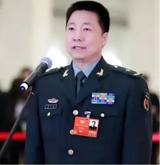 杨利伟自2008年7月晋升为少将以后，一转眼十多年过去了，他的军衔仍然是少将，还