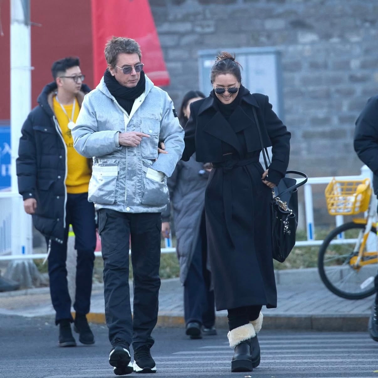 59岁的巩俐与77岁的丈夫米歇尔游北京中轴线她丈夫看着也不像77岁，像50-60