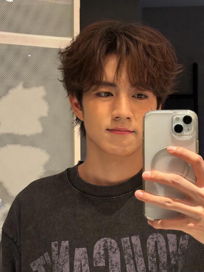 #赵一博感觉自己回到小时候了##赵一博去医院了#赵一博的小时候记忆充满乐趣，他去