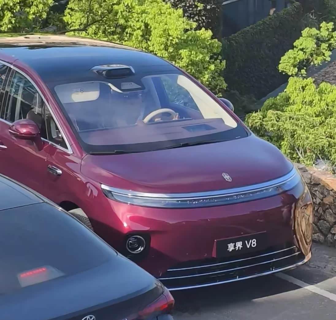 享界V8无伪装实车，车身长度超过5.3米定位中大型MPV它的尺寸和智界V9接近车