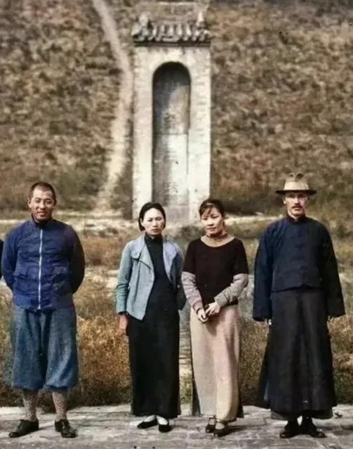 这是上个世纪30年代，少帅张学良、赵四小姐陪同蒋介石、宋美龄夫妇参观西安古迹时的