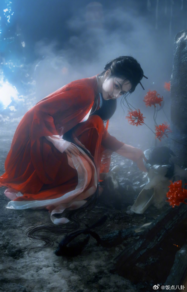 迪丽热巴红衣女鬼塑 这也太带感了！💘 红衣白发、深夜提灯，又美又飒的400岁鬼
