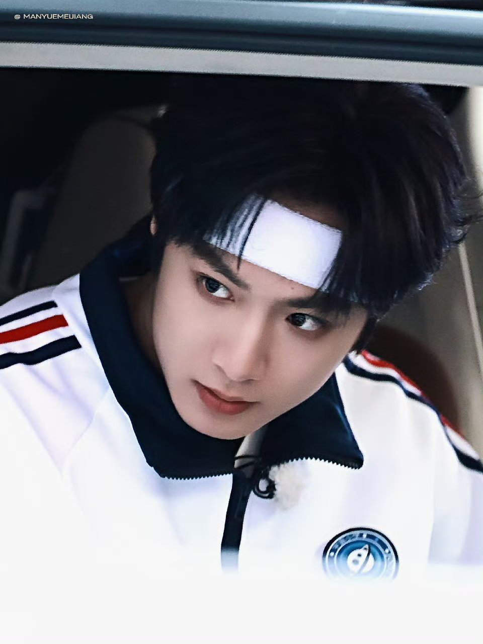 为啥对着篮球也能看出深情之感😢我一直看 刘耀文你睁开眼看看不信你两眼空空 