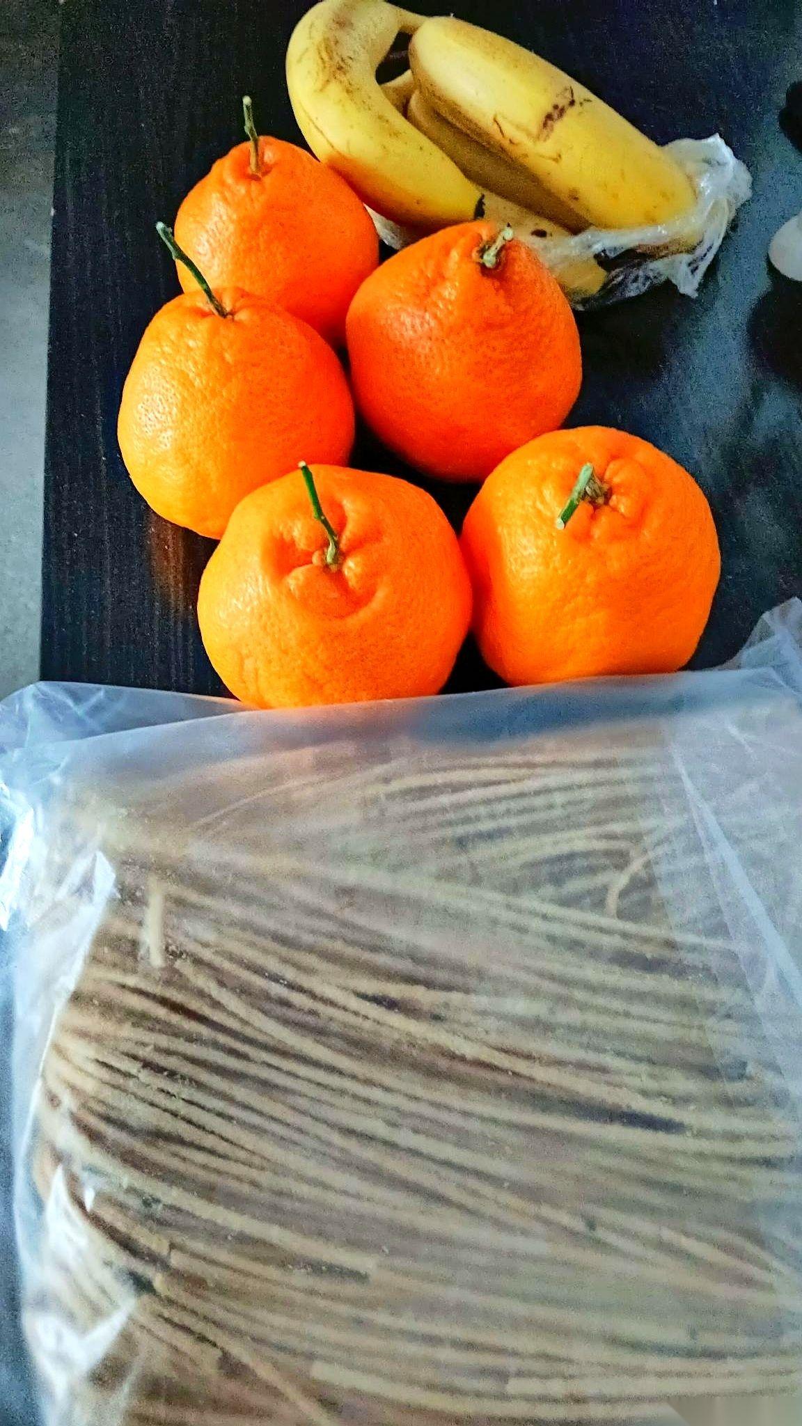 “我吃一年！惹毛了我一天……10次！”
老六一脚踹在我小床的铁腿上，床框子嗡嗡直