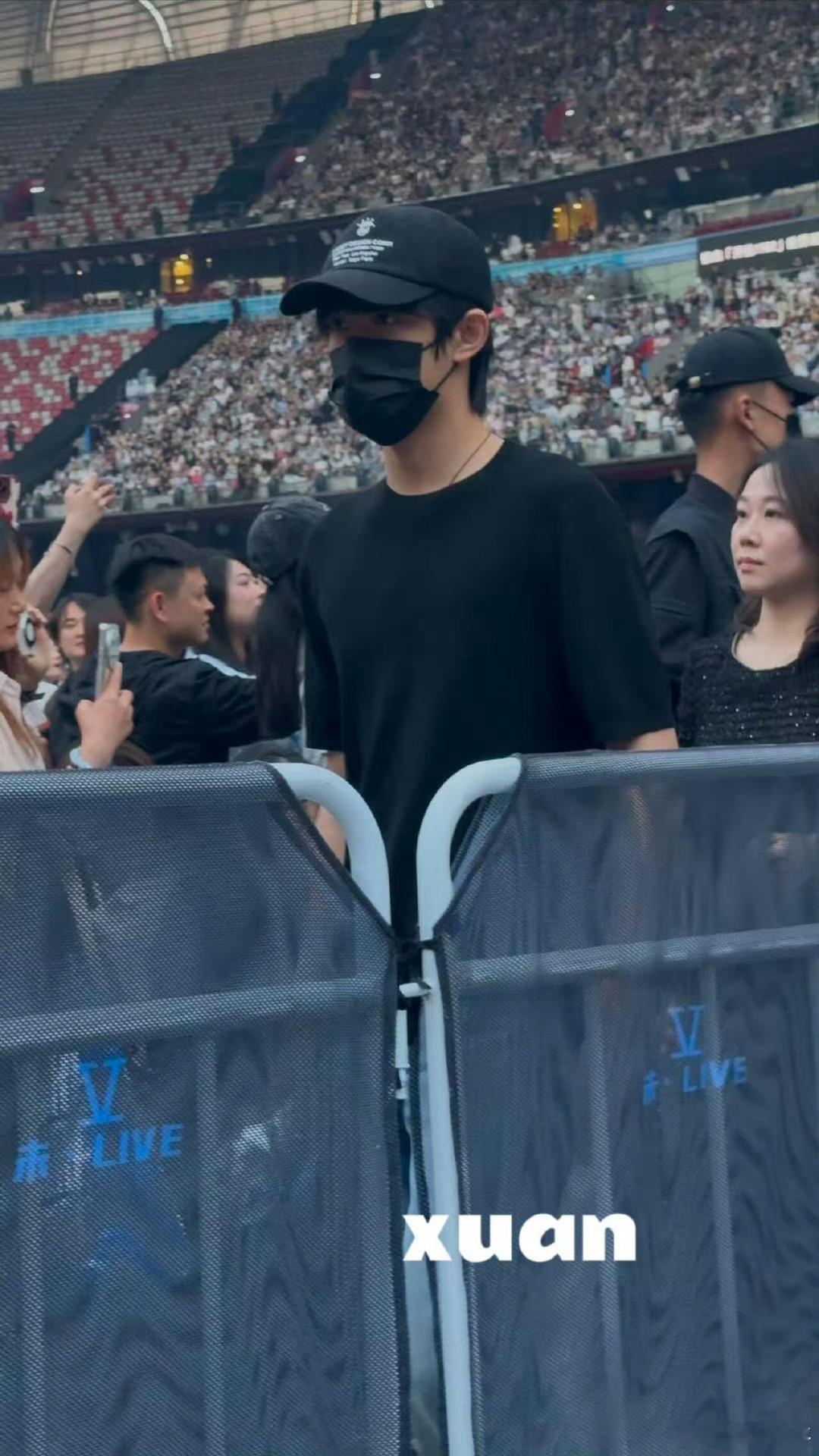 张杰演唱会偶遇张极张极看张杰演唱会了家人们，谁能想到在张杰演唱会上竟会有如此巨大