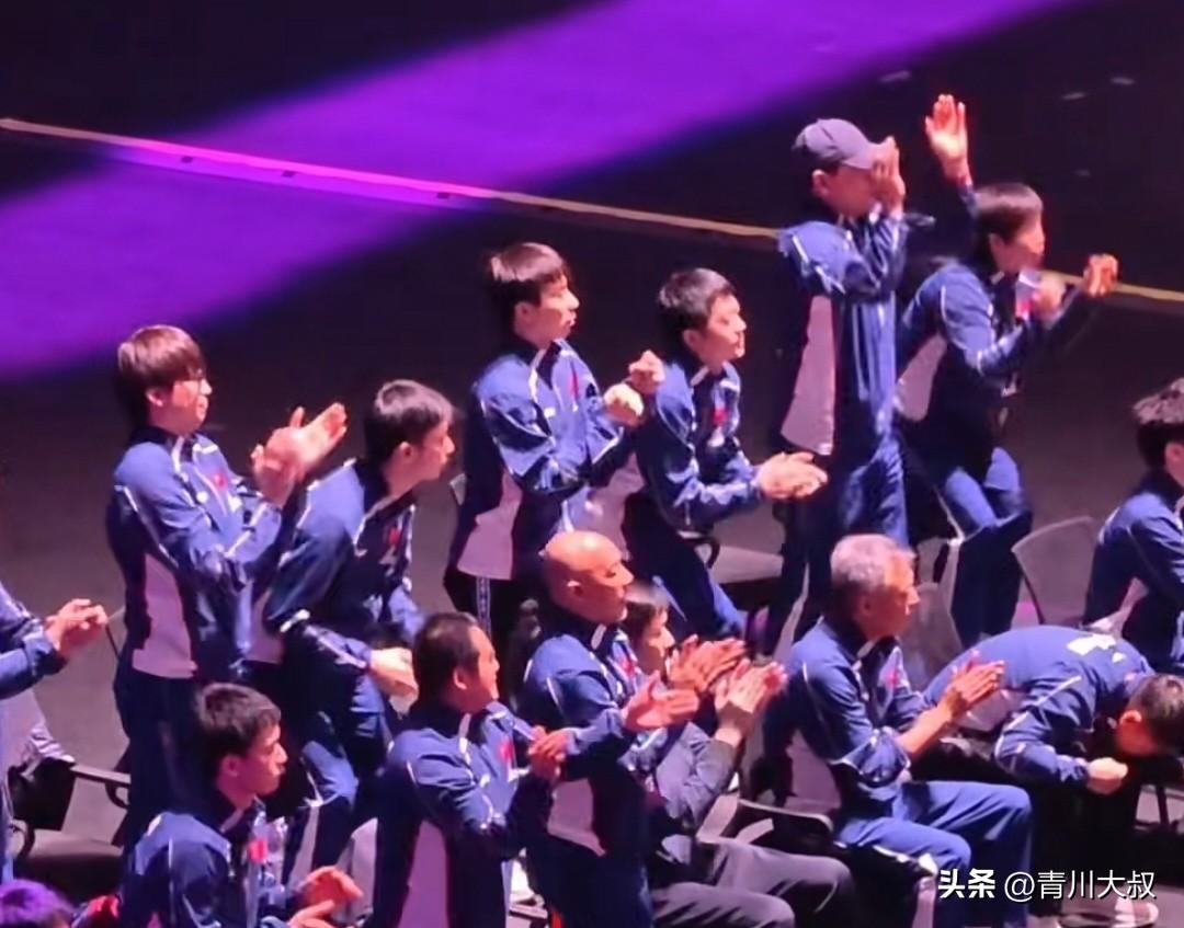 温瑞博4:2战胜张本智和的瞬间，全体教练鼓掌庆祝，只有王皓低头握拳！

看的出，