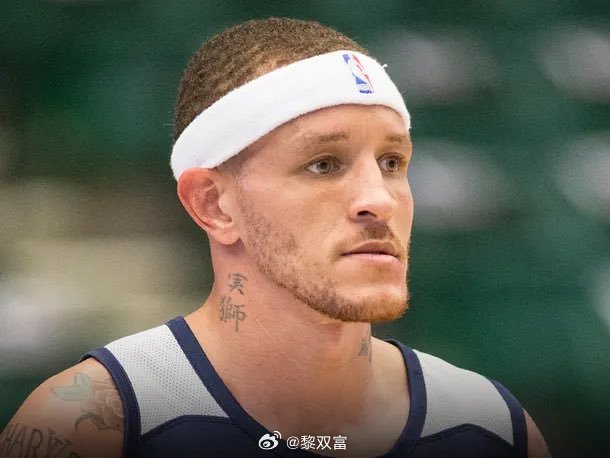 TMZ报道，韦斯特因抢劫他人23美元而被捕，他后来缴纳了1000美元的保释金。 