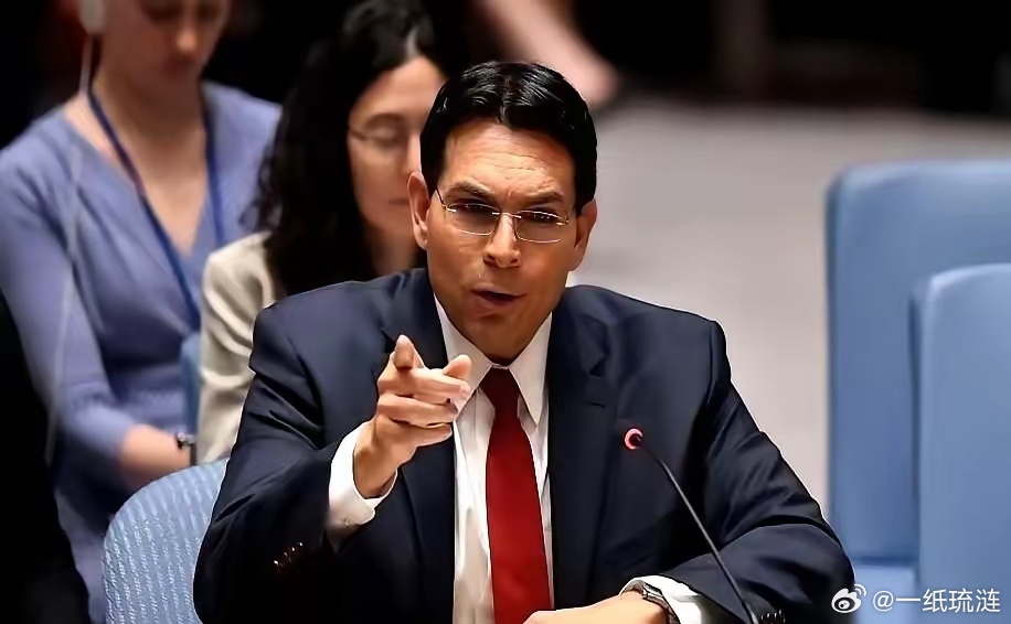 以色列驻联合国代表，当着所有人的面，掏出了手机。他什么也没说，直接按下一个键。刺