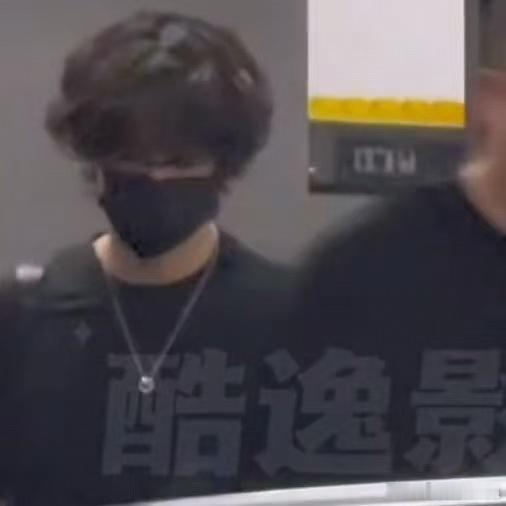王一博卷毛上班王一博蓬松卷毛王一博蓬松卷毛，哈哈好看，[爱慕][爱慕] ​​​