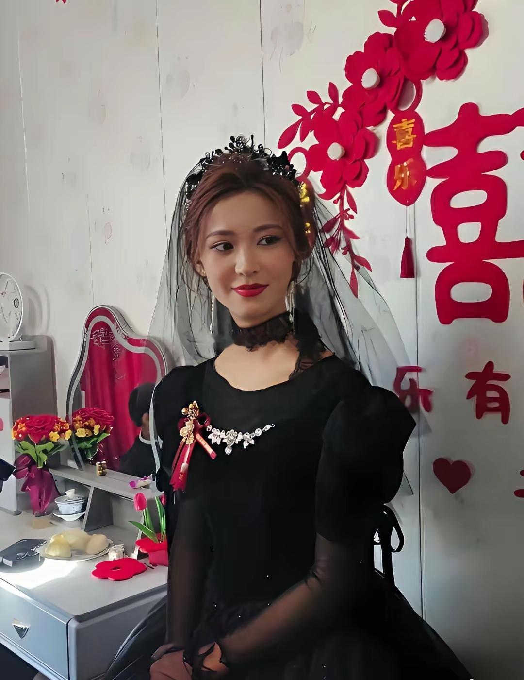 8w彩礼换来新娘执意穿黑婚纱举行婚礼，新郎怕触霉头全程压力山大，父母不敢反对怕伤