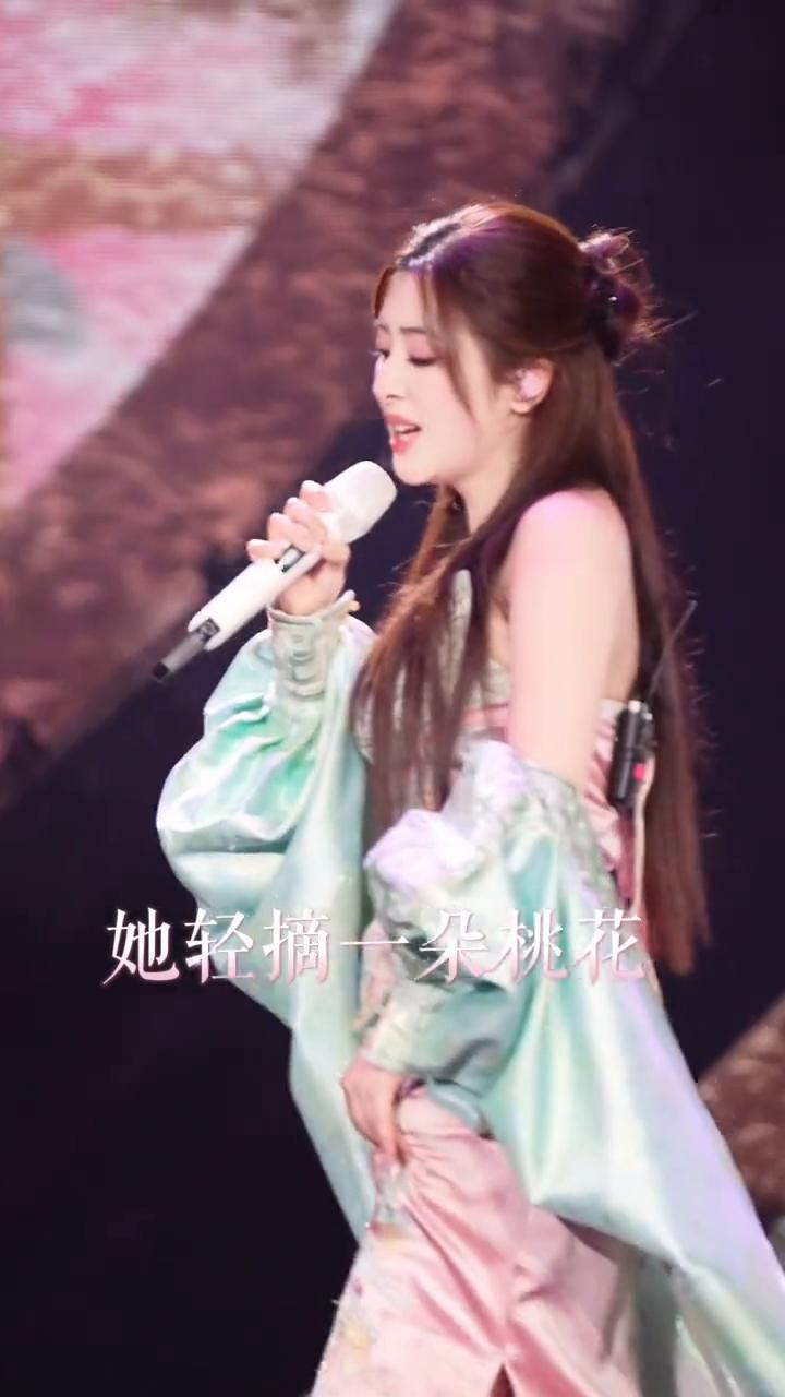 初见她漫步石桥下，她轻摘一朵桃花，满园春色美如香，酿的芳菲人新茶。