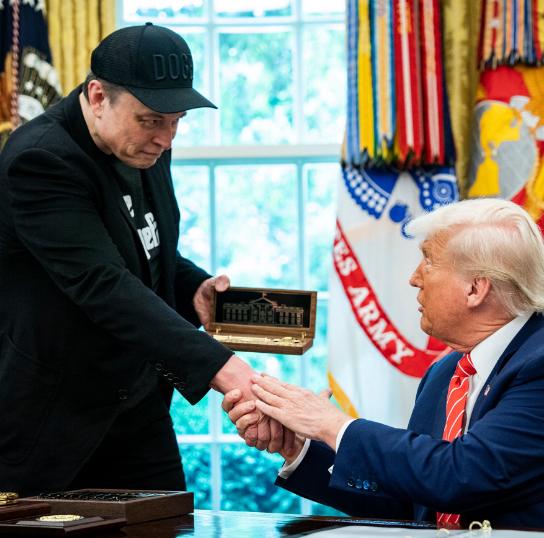 美国科技巨头马斯克1月2日发文说：“如果激进左派获胜，美国就完蛋了。他们将打开非