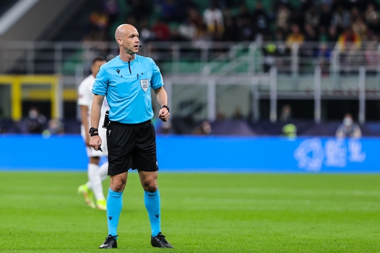 #泰勒将执法曼城VS阿森纳#本周末，英超将展开第33轮的争夺。目前，英超官方已经