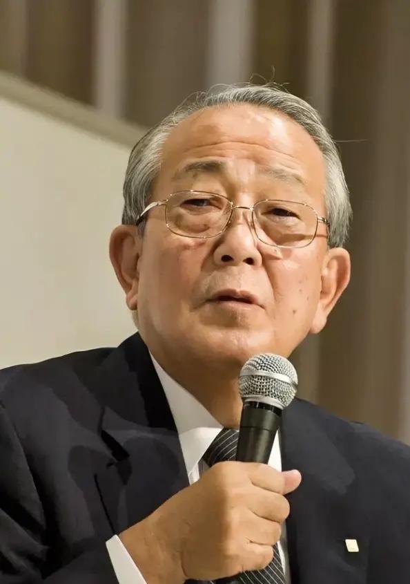 人到中年才明白，可以没有伴侣，没有兄弟姐妹，唯独不能没有工作。
 
年轻时总觉得