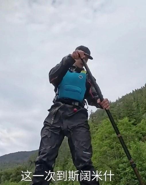 你以为王一博玩桨板是老天赏饭？
错了，是每天4小时把自己泡成“人鱼”的结果。
《