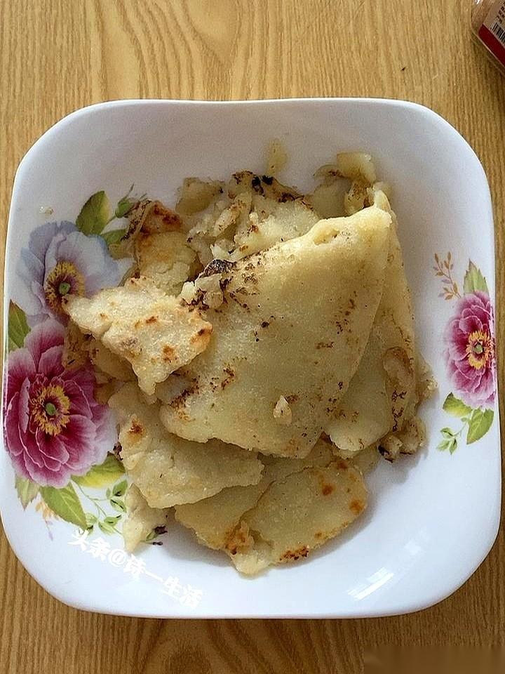 屏幕惨白的光，打在这张48岁的脸上。大拇指在手机通讯录里来回搓动，滑到底，又拉回