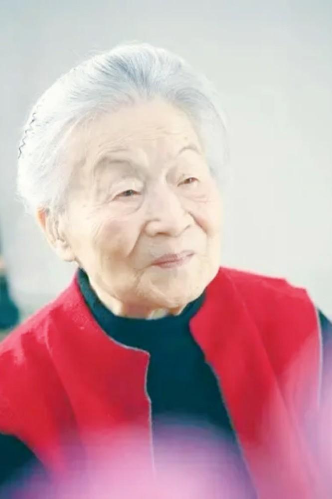 杨绛先生曾言：

“不要慌，不用慌。太阳下山有月光，月亮落下有朝阳。昨天的太阳晒