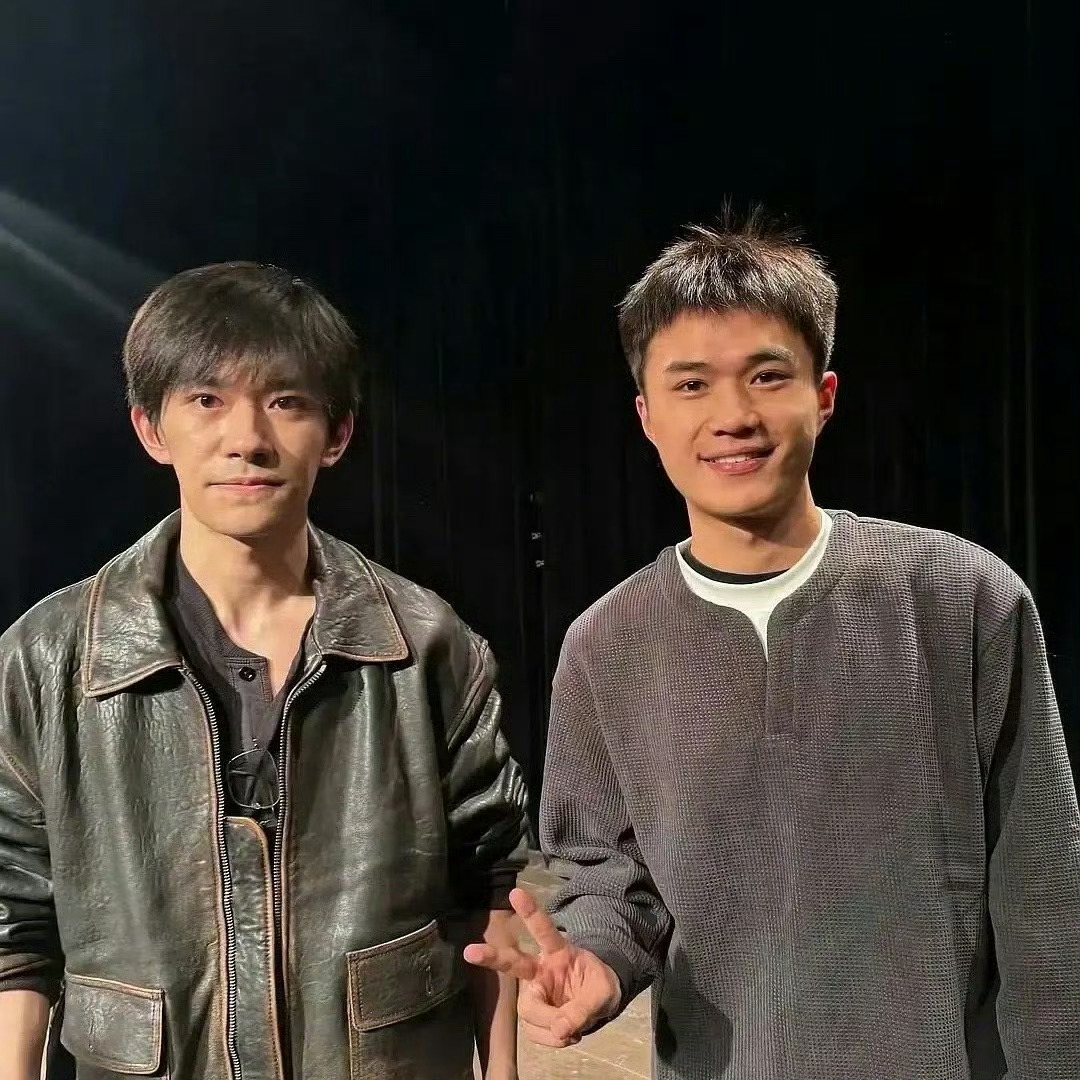 易烊千玺今天的生图状态，这颜值什么水平？和易烊千玺合照只需要一句师哥 ​​​