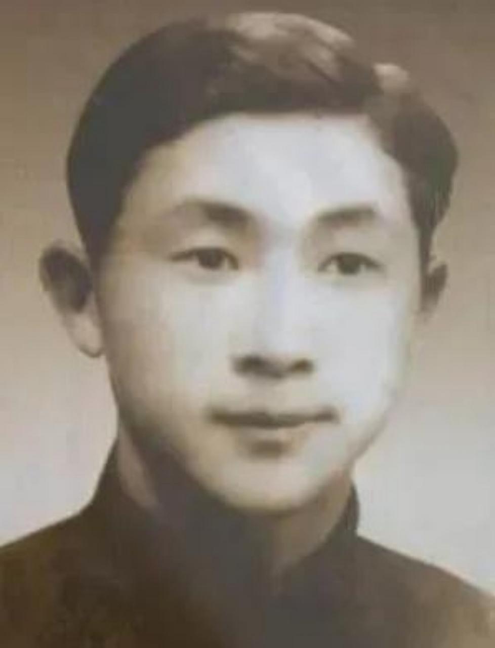 1947年，一名地下党因叛徒出卖被捕，为传递情报3次利用上厕所机会悄悄对叛徒说：