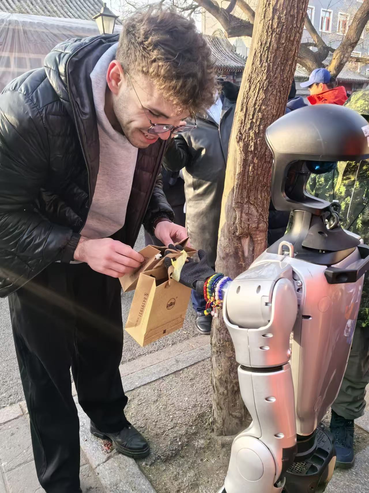 发明机器人在雍和宫祈福的是天才2026腊八逛雍和宫，被祈福机器人狠狠惊艳！安静伫