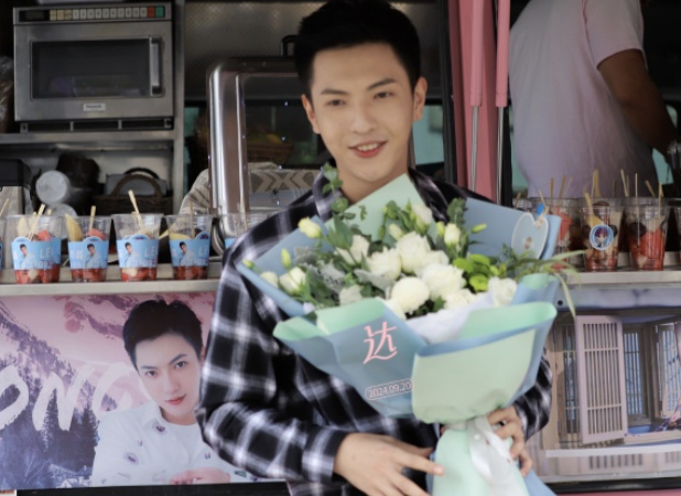 董岩磊回应转行做网红 董岩磊直播回应转行的样子太圈粉，坦然分享演戏摆摊开直播的经