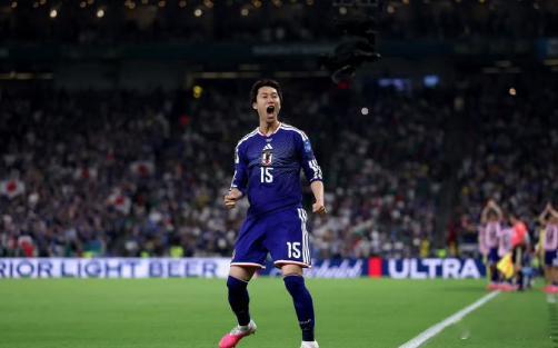 🚨 亚洲之光踢疯了！半场0-2！日本队降维打击，突尼斯防线彻底崩盘！🔥中午守