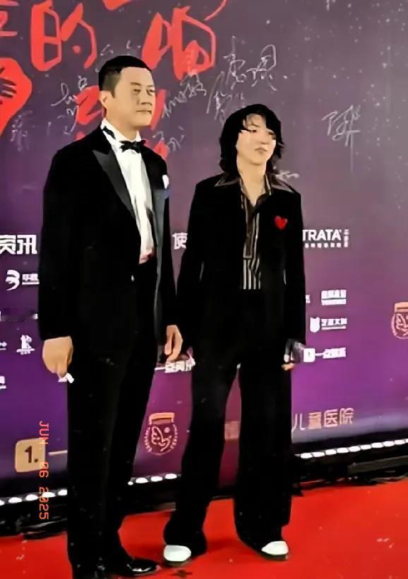 李亚鹏在直播中透露， 女儿李嫣很少主动和他联系，微信三天才回一条消息，而另一个女