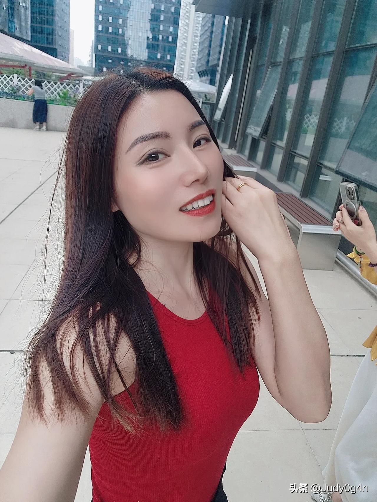 生活的点滴，都值得记录。何不随手拍下这个瞬间，留下珍贵的回忆呢？爱拍照的女人最迷