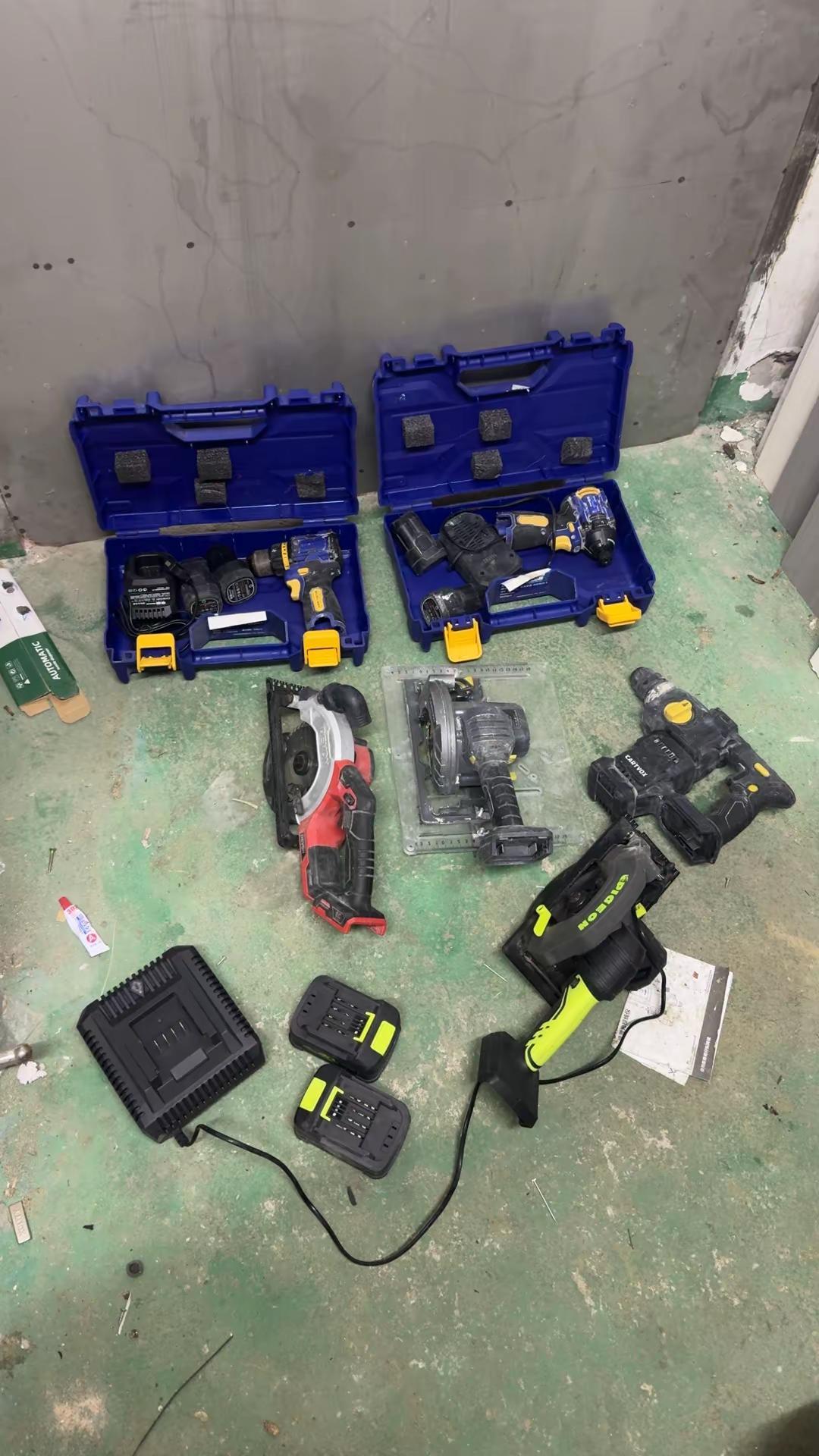 多希望你们电池能和手机充电器一样通用啊！