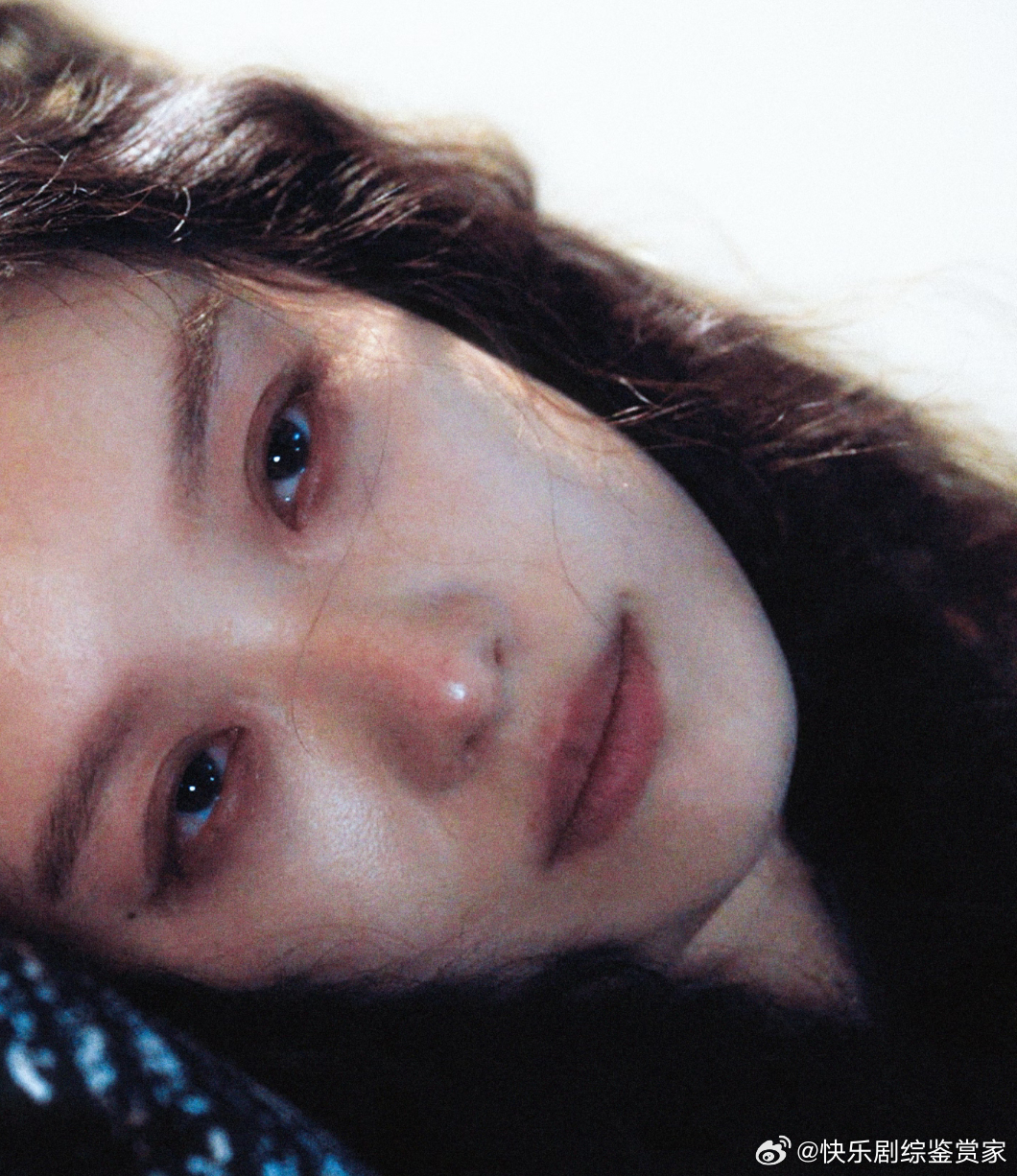 倪妮知道说悄悄话要捂嘴了倪妮捂嘴和闫妮说悄悄话 倪妮现在说悄悄话已经形成条件反射