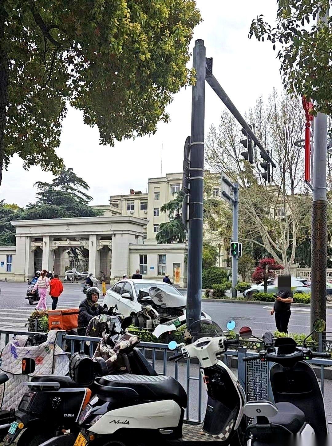 “砰”的一声巨响。
光天化日之下，我还以为哪儿炸了。
结果一辆绿牌车，也不知怎么