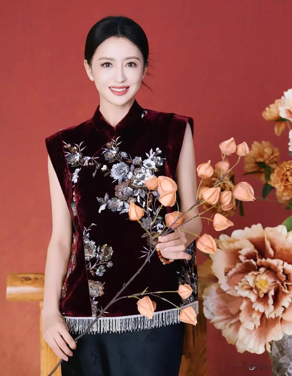 佟丽娅初五晒照杀疯了！新中式穿搭美成人间富贵花
 
39岁佟丽娅初五甩出王炸造型