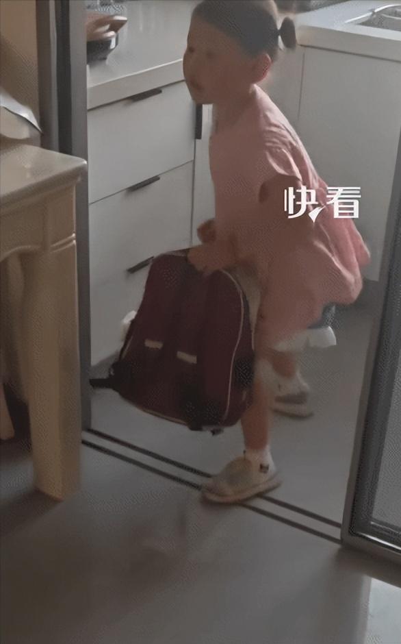 “真的笑不活了！”陕西一位妈妈周末收拾孩子书包时，意外从夹层里掏出一个超大不锈钢