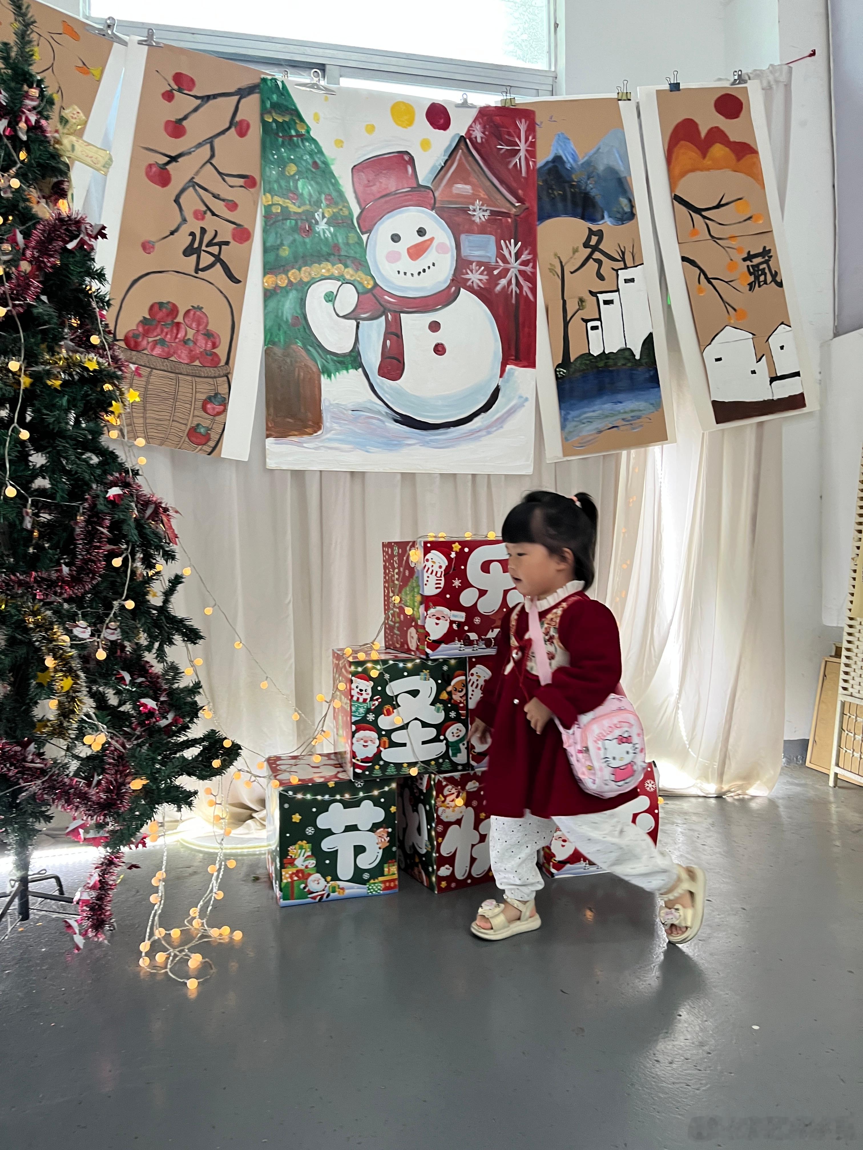 中午过来去接姐姐，看到圣诞节装扮，赶紧给她拍几张。结果她姐没来跳舞，请假了，她在