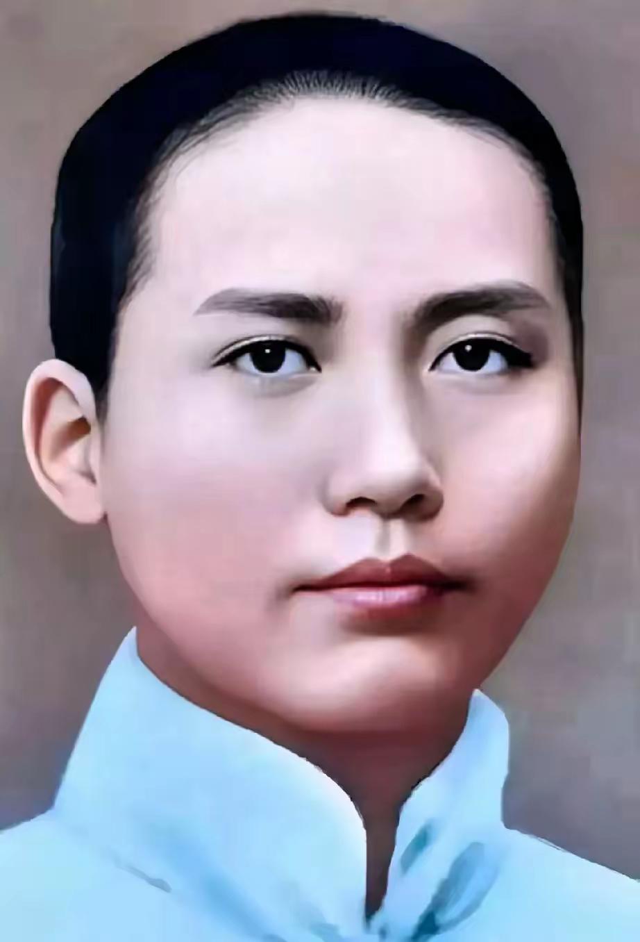 这是毛主席少年时代的真实样貌，都看看吧，伟人剑眉星目，面如冠玉，那帅气面容仿佛能