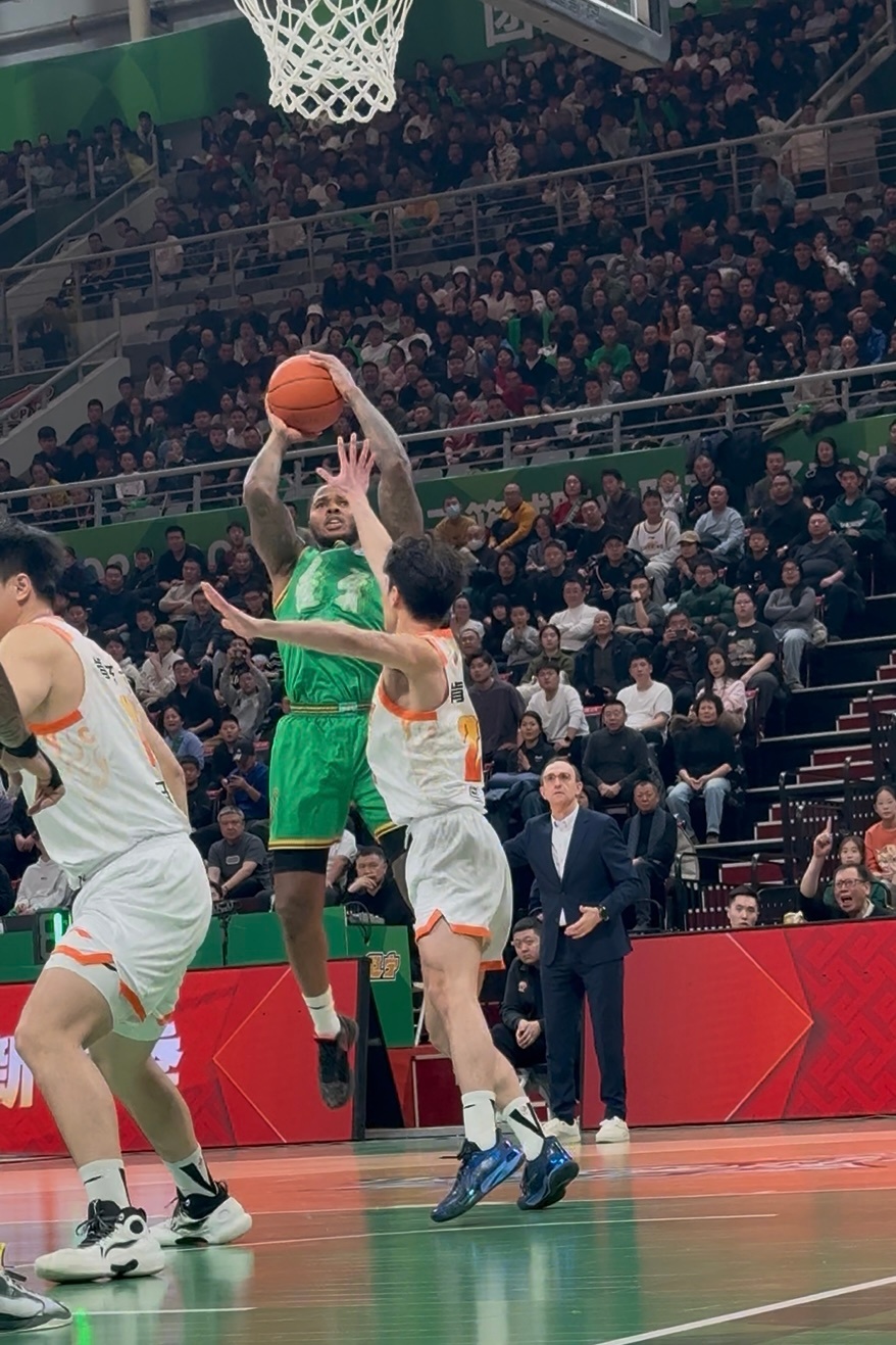 辽宁男篮vs江苏男篮亨特今天已经命中两个翻身跳投，亨特要吃饺子了吗？ 