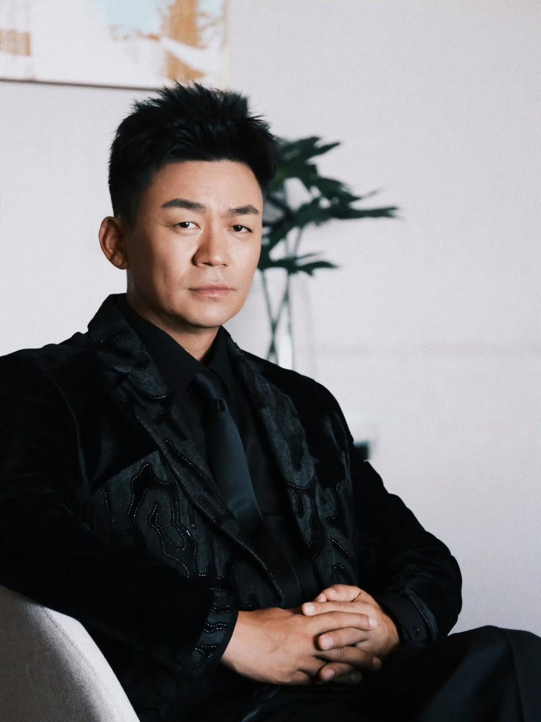 1. 王宝强和陈思诚私交依旧不错。当年王宝强投资了陈思诚侦探系列的首部作品，打离
